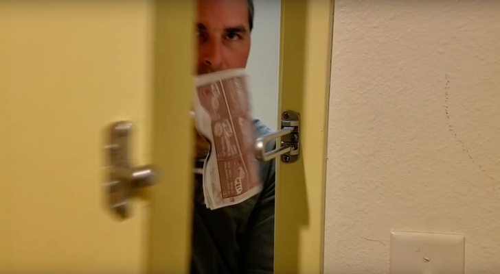 Как при помощи бумажки открыть дверь в половине отелей мира (видео)