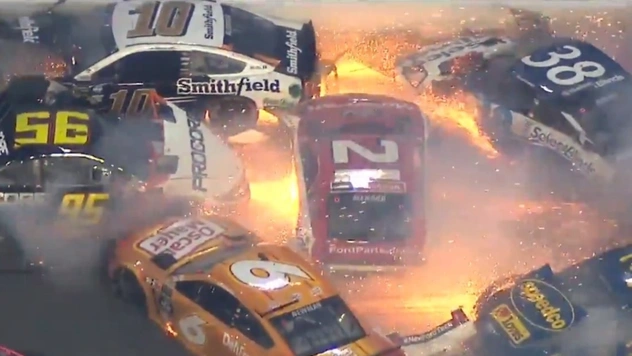 Эпичнейшее столкновение двадцати болидов на гонке NASCAR (видео)