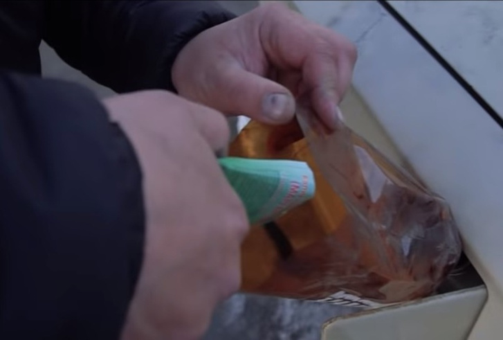 Фото №1 - Мужики засыпали марганцовку в бензобак, чтобы проверить старую байку (видео)