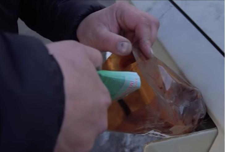 Мужики засыпали марганцовку в бензобак, чтобы проверить старую байку (видео)