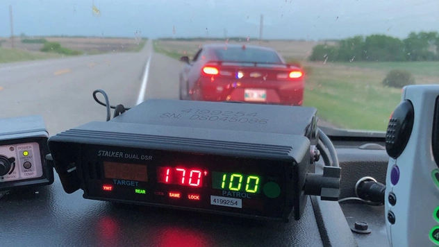 Канадского подростка поймали за превышение скорости, но он попытался свалить вину на острые куриные крылья