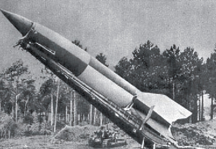 Запущена на Париж немецкая ракета «Фау-2» — первая в мире боевая баллистическая ракета. 1945