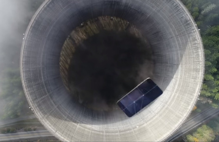 Фото №1 - Айфон кинули в градирню заброшенной атомной станции, и вот что он снял (видео)