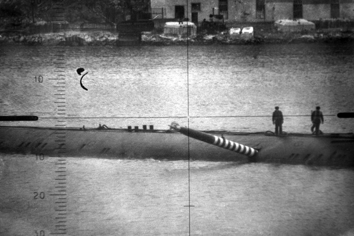 История одной фотографии: торпеда торчит в борту советской подлодки в 1989 году