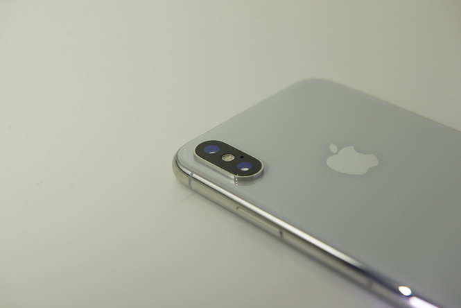 Основная камера почти такая же, как в iPhone 8 Plus: 12 Мп с широкоугольным и телеобъективами Основная камера почти такая же, как в iPhone 8 Plus: 12 Мп с широкоугольным и телеобъективами