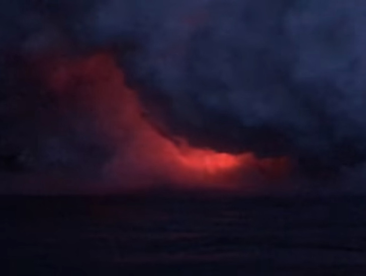 Вулканическая бомба пробивает крышу экскурсионного корабля — устрашающее ВИДЕО