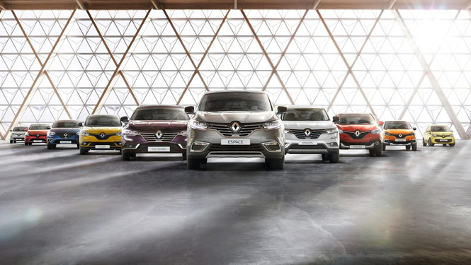 Почему все следят за цветом кроссовок главного дизайнера Renault? Почему все следят за цветом кроссовок главного дизайнера Renault?
