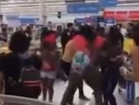 Не наших бьют! Душераздирающе эпическая драка в американском супермаркете! Не наших бьют! Душераздирающе эпическая драка в американском супермаркете!