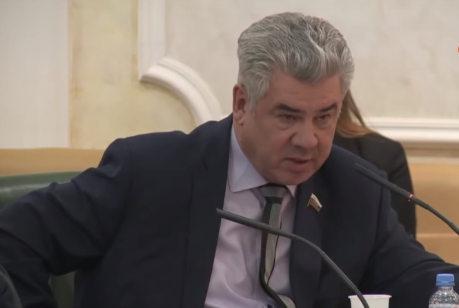 «Ребенок боится автомата, не знает, что такое граната и как ее кидать»: сетования члена Совфеда о слишком мирном российском детстве (видео) «Ребенок боится автомата, не знает, что такое граната и как ее кидать»: сетования члена Совфеда о слишком мирном российском детстве (видео)