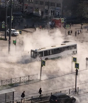 В Санкт-Петербурге автобус с людьми провалился в яму с кипятком посреди улицы (видео)