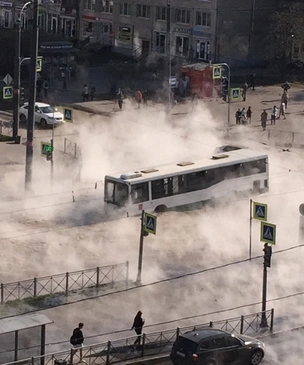 В Санкт-Петербурге автобус с людьми провалился в яму с кипятком посреди улицы (видео)