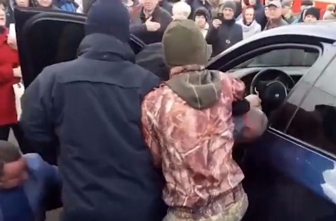 В Киеве взъярившаяся публика устроила самосуд над водителем джипа из-за хамской парковки (суровое ВИДЕО) В Киеве взъярившаяся публика устроила самосуд над водителем джипа из-за хамской парковки (суровое ВИДЕО)
