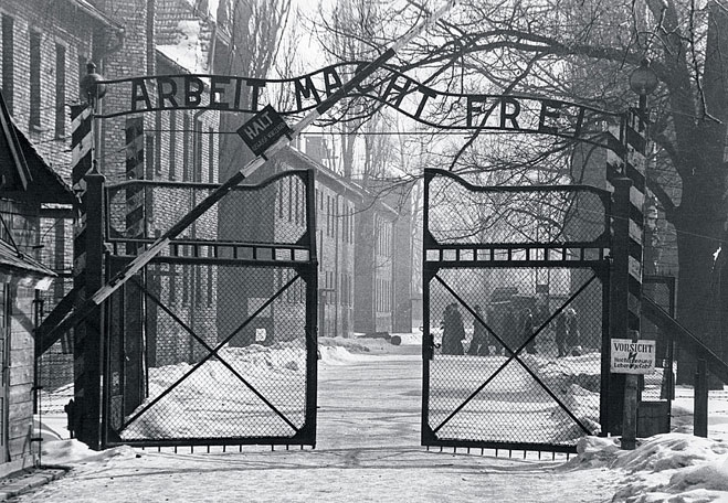 Ворота Освенцима. Послевоенный снимок