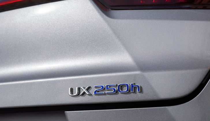 Lexus UX: необыкновенный кросс