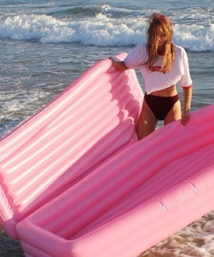 Надувной матрас в виде розового гроба! Ты будешь звездой пляжа!