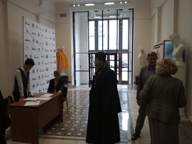 В Новосибирске перед визитом представителей РПЦ одели обнаженные статуи В Новосибирске перед визитом представителей РПЦ одели обнаженные статуи