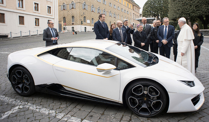 Святые угодники! Папе римскому подарили Lamborghini, и он распорядился им, как Владыка