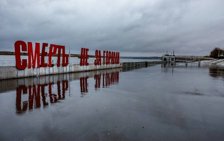 В Перми кто-то переделал памятник «Слава труду» в памятник «Слава груди»