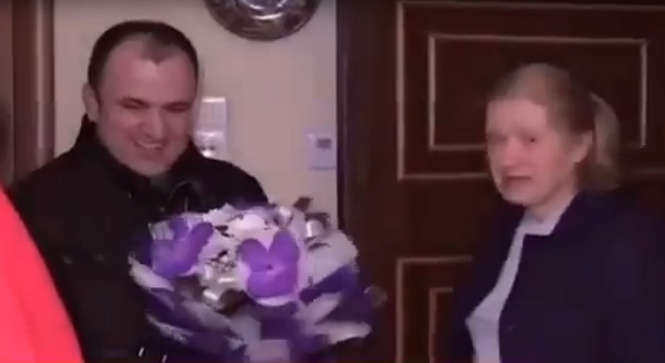 «Пришел поздравить именинницу»: депутат опозорился, навещая выжившую в теракте женщину (нелепейшее ВИДЕО) «Пришел поздравить именинницу»: депутат опозорился, навещая выжившую в теракте женщину (нелепейшее ВИДЕО)