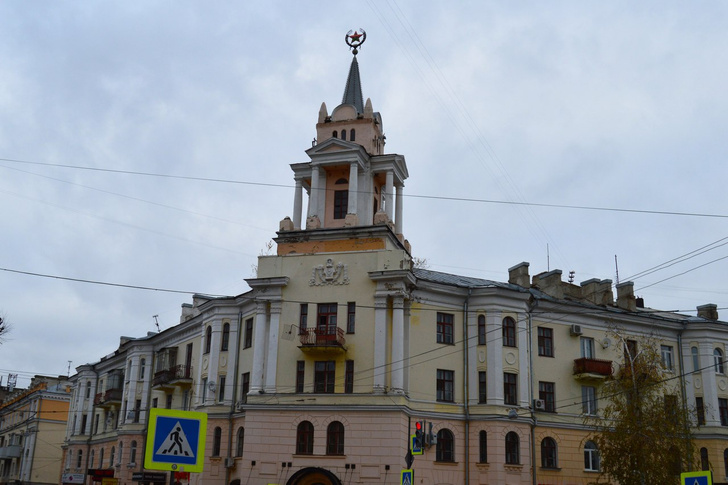В Воронеже звезду на здании покрасили в персонажа из «Губки Боба»!