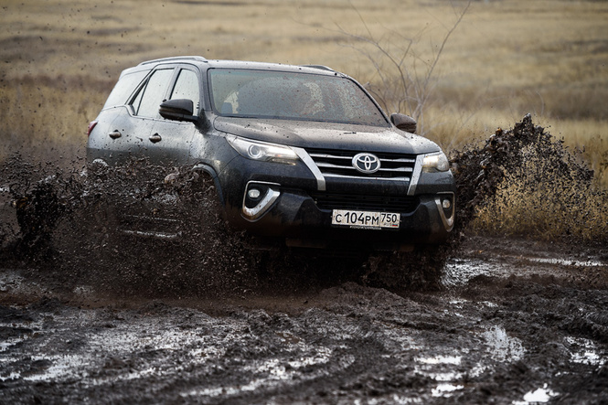 Toyota Fortuner: большой, емкий, крепкий Toyota Fortuner: большой, емкий, крепкий