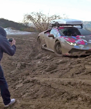 Смотри, как Lamborghini задорно барахтается в глине. Грязное видео!