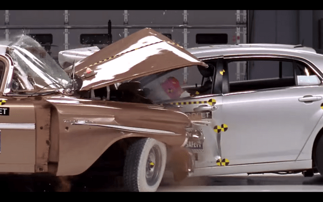Что будет, если современный автомобиль врежется в тачку из 50-х? (Предельно грустное видео)