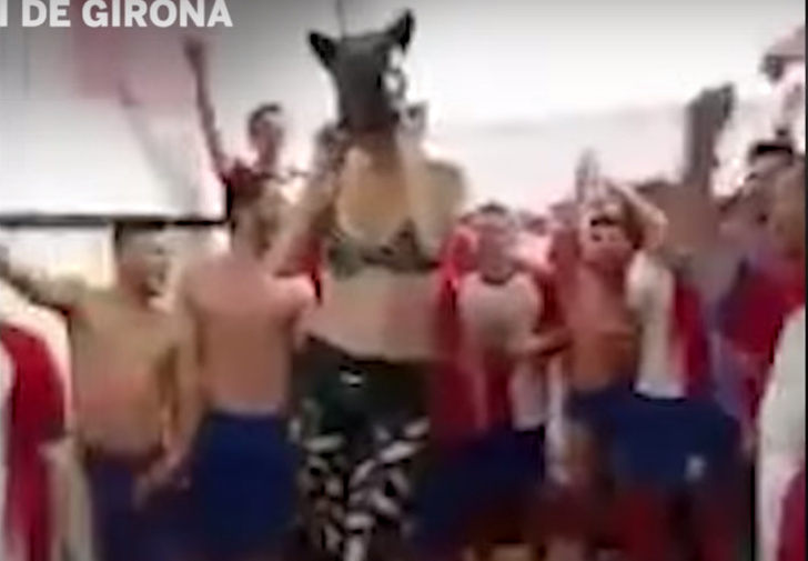 Испанскому футбольному клубу устроили головомойку за отмечание победы со стриптизершей в раздевалке (видео)