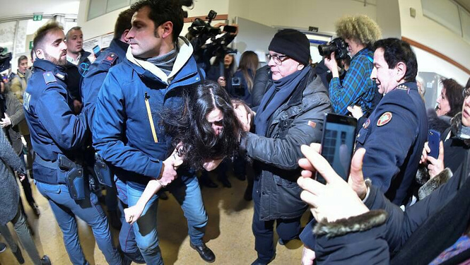 Приходит, значит, Берлускони на выборы — а на него полуголая активистка как выскочит! (Оголтелое ВИДЕО) Приходит, значит, Берлускони на выборы — а на него полуголая активистка как выскочит! (Оголтелое ВИДЕО)