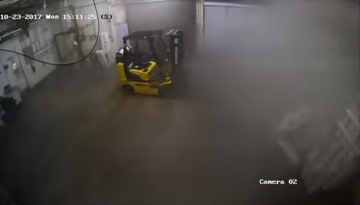 Видео, на котором торнадо уносит дом из бетона и стали, как будто он из картона!