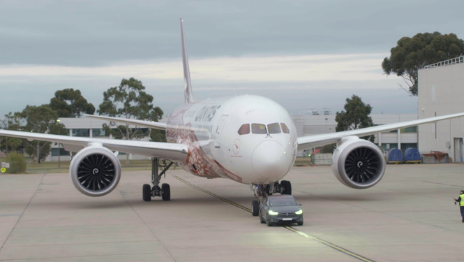 Мощь электричества: Tesla Model X буксирует Boeing Мощь электричества: Tesla Model X буксирует Boeing