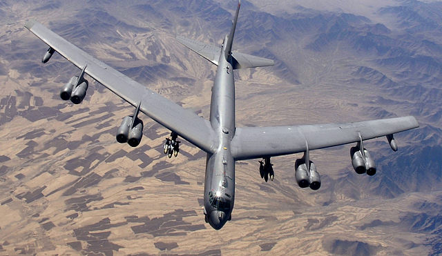 Сверхдальний стратегический бомбардировщик B-52 «Стратофортресс» в полете