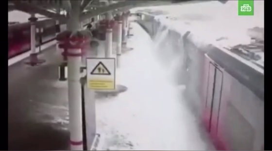 Лавина снега обрушилась на крышу поезда! Зрелищное ВИДЕО из столицы