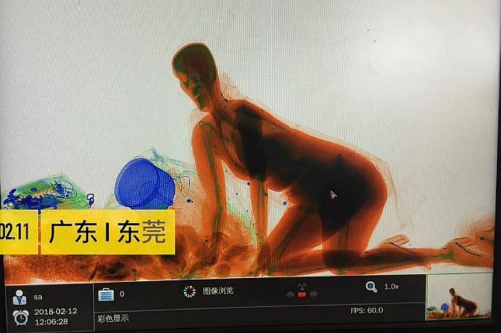 Китаянка отказалась отдавать сумку на сканирование и прокатилась через рентген (ВИДЕО)