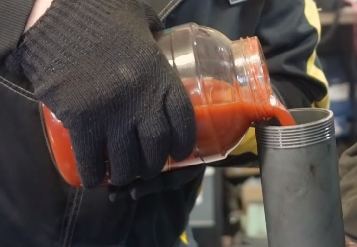Мужики залили в коробку передач колу, томатный сок и съедобное масло, и вот что из этого вышло (видео)