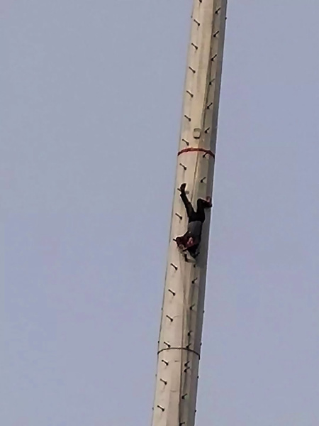 В Китае пьяный мужчина решил стать Человеком-пауком и завис на огромной высоте вниз головой (фото)