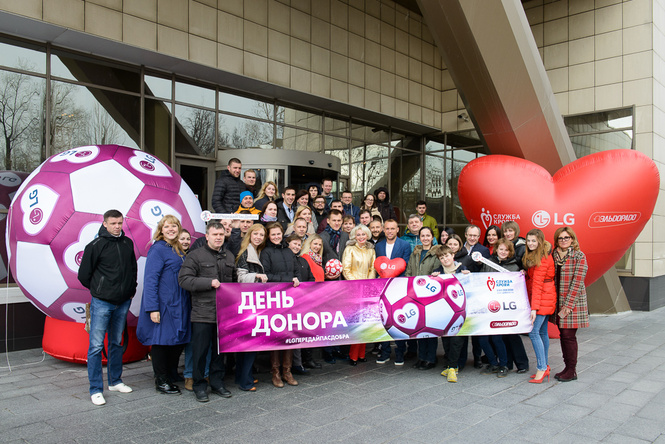 Известные футболисты приняли участие в футбольном Дне донора LG Известные футболисты приняли участие в футбольном Дне донора LG