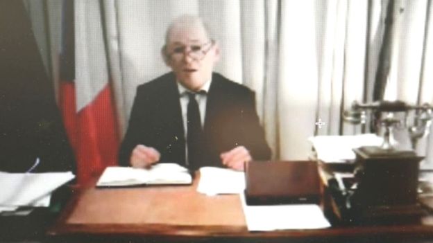 Надев резиновую маску, аферист украл миллионы евро, притворяясь французским министром  (фото)