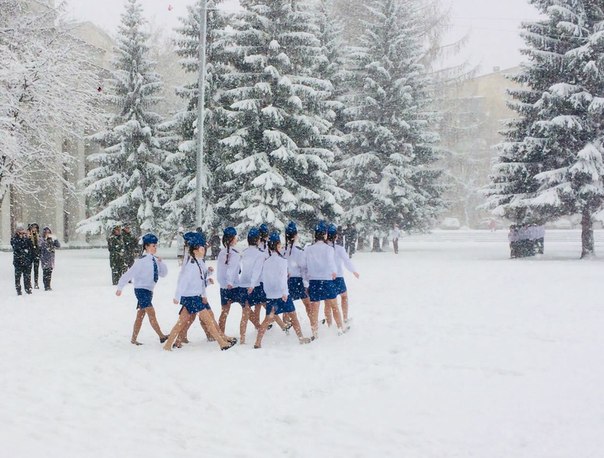 Фото №1 - В Екатеринбурге раздетых детей заставили маршировать в сугробах