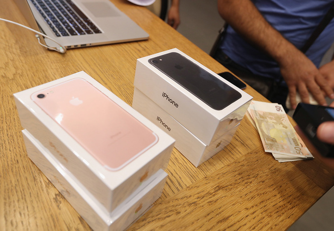 Девушка попросила 20 парней подарить ей iPhone 7, продала телефоны и купила дом! Девушка попросила 20 парней подарить ей iPhone 7, продала телефоны и купила дом!