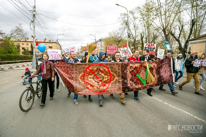 Запрещена в России: плакаты первомайской Монстрации — 2017 Запрещена в России: плакаты первомайской Монстрации — 2017