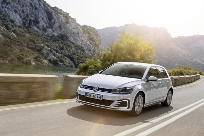 Этот день настал. Мы прокатились на Volkswagen Golf, а потом включили его в розетку Этот день настал. Мы прокатились на Volkswagen Golf, а потом включили его в розетку