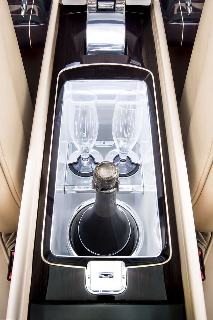 Фото №16 - Самый дорогой в мире Rolls-Royce построили для таинственного коллекционера