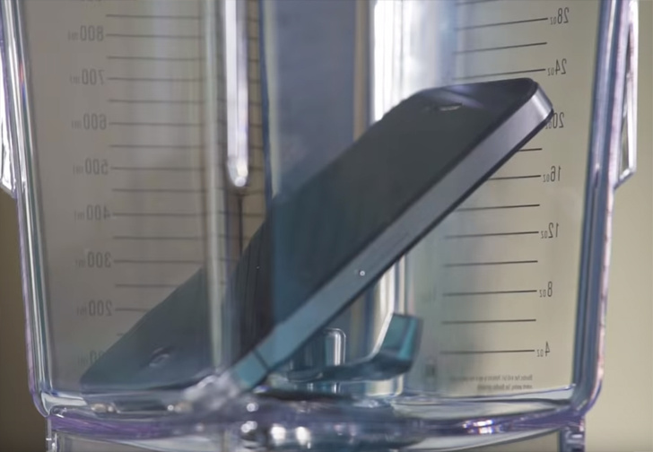 Фото №1 - Ученые измельчили iPhone в блендере, чтобы узнать его влияние на экологию (видео)