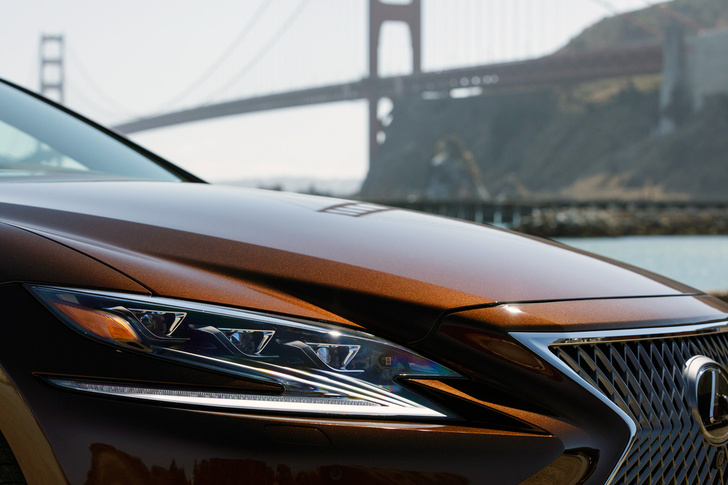 Lexus LS — автомобиль, в котором сначала электрификация, а потом уже революция