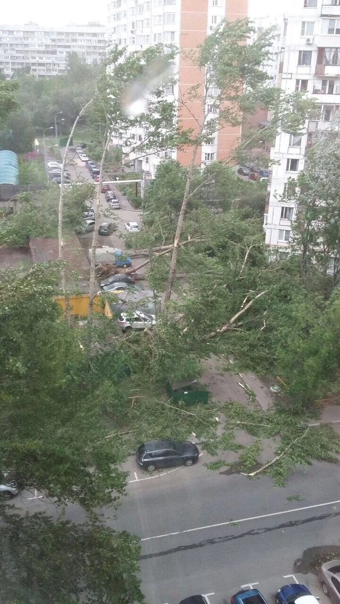 Фото №2 - Ураган в Москве: подборка самых пугающих видео и фото!