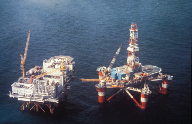 История одной фотографии: затонувшая нефтяная платформа в 1980 году История одной фотографии: затонувшая нефтяная платформа в 1980 году