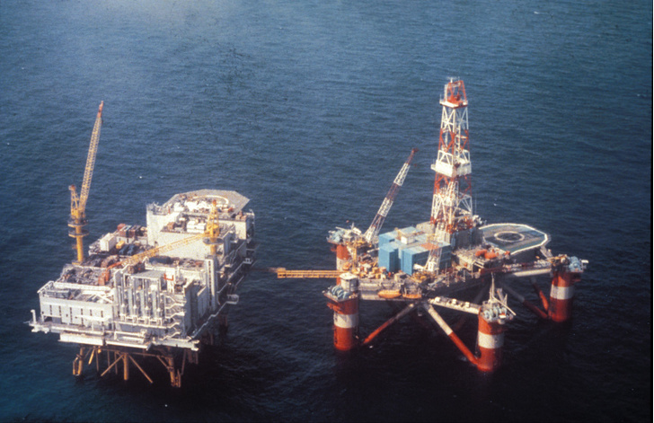 История одной фотографии: затонувшая нефтяная платформа в 1980 году