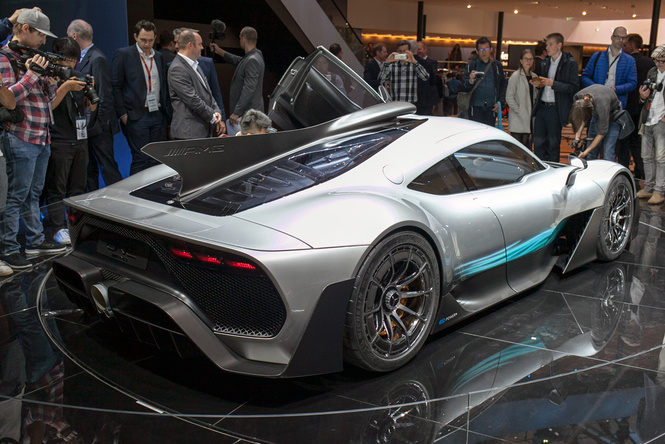 На волю выпущен тысячесильный гиперкар Mercedes-AMG Project ONE На волю выпущен тысячесильный гиперкар Mercedes-AMG Project ONE