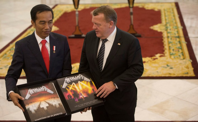 Премьер-министр Дании подарил премьер-министру Индонезии альбом Metallica Премьер-министр Дании подарил премьер-министру Индонезии альбом Metallica